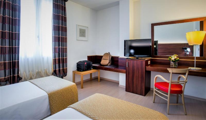 Superior Twin Room image 1