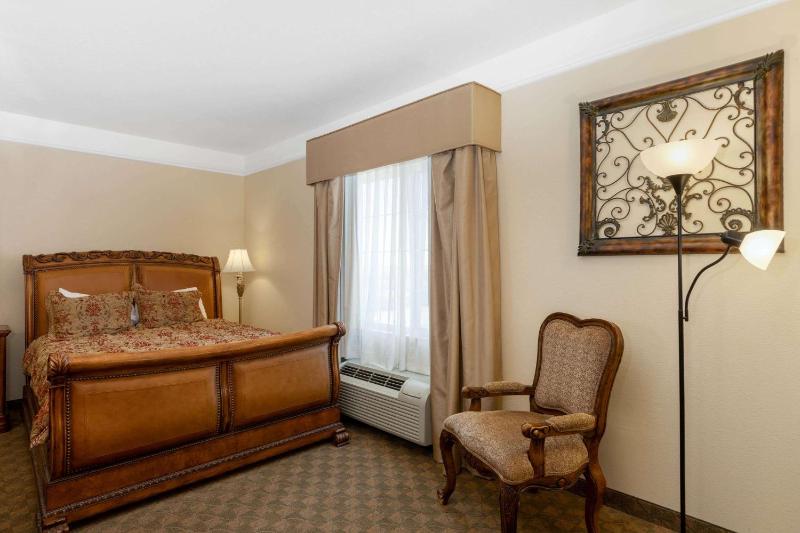 One-Bedroom King Suite with Spa Bath image 1