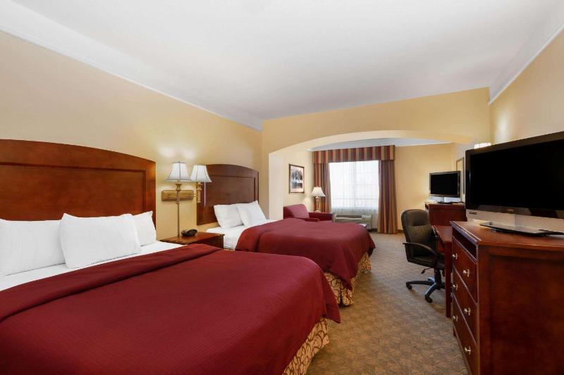 Deluxe Queen Room with Two Queen Beds image 4