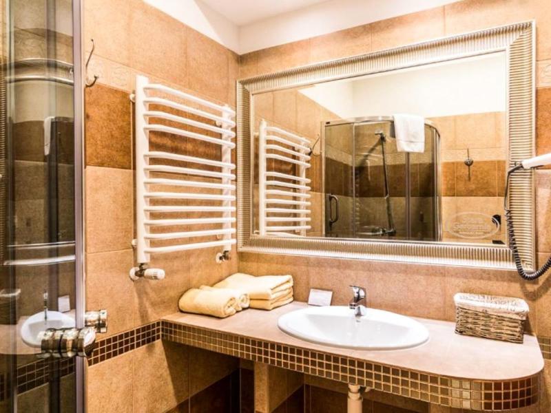 Standard Twin Room image 4