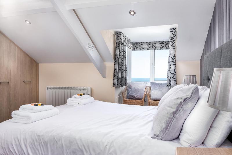 Deluxe Double Room with Sea View image 4