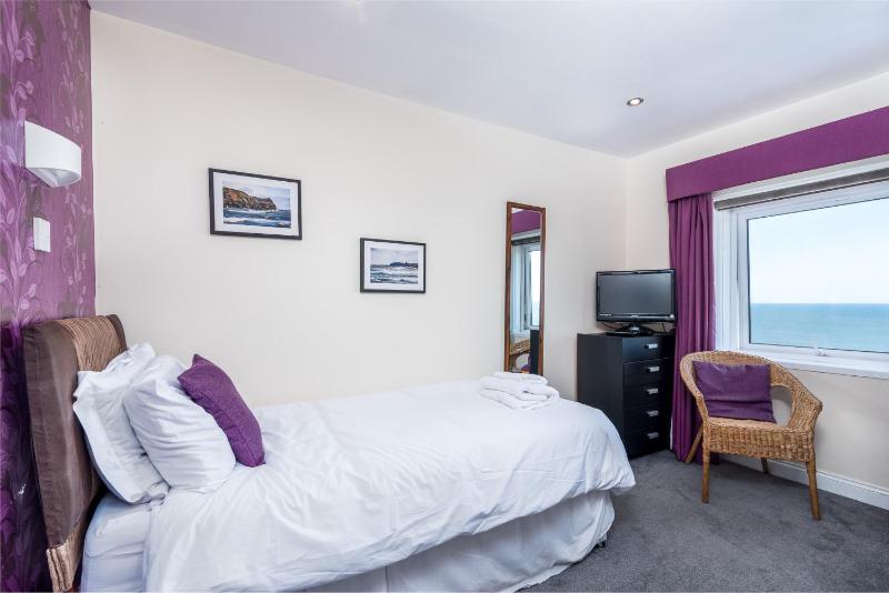 Single Room with Sea View image 3