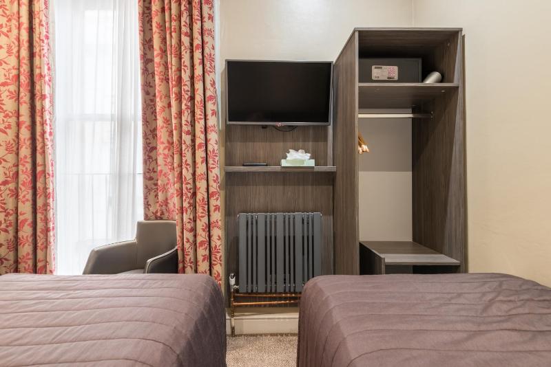 Twin Room image 4