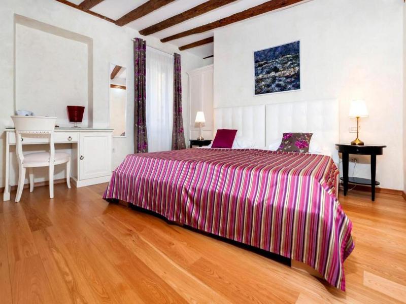 Double Room image 4