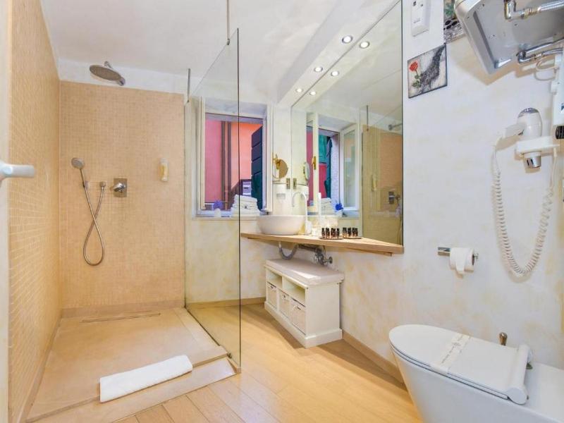Double Room image 3