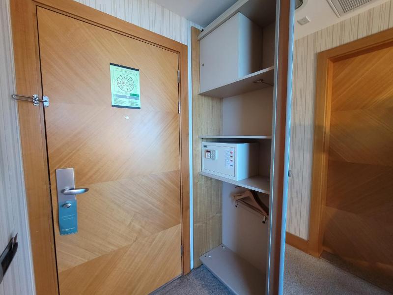 Standard King Room with Mountain View - Non-Smoking image 3