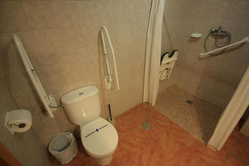 Twin Room image 2