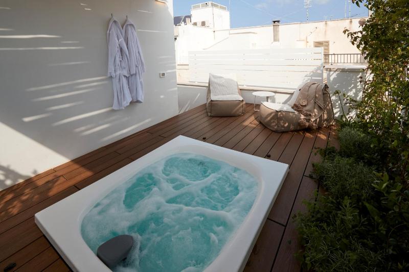 Double Room with Spa Bath image 2