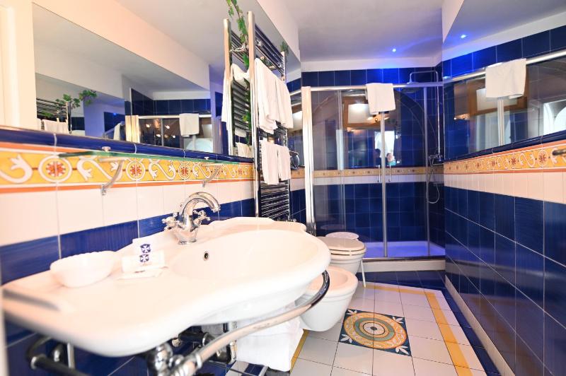 Double Room with Balcony image 4