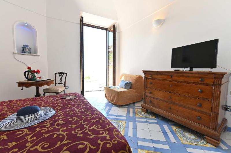 Double Room with Balcony image 2