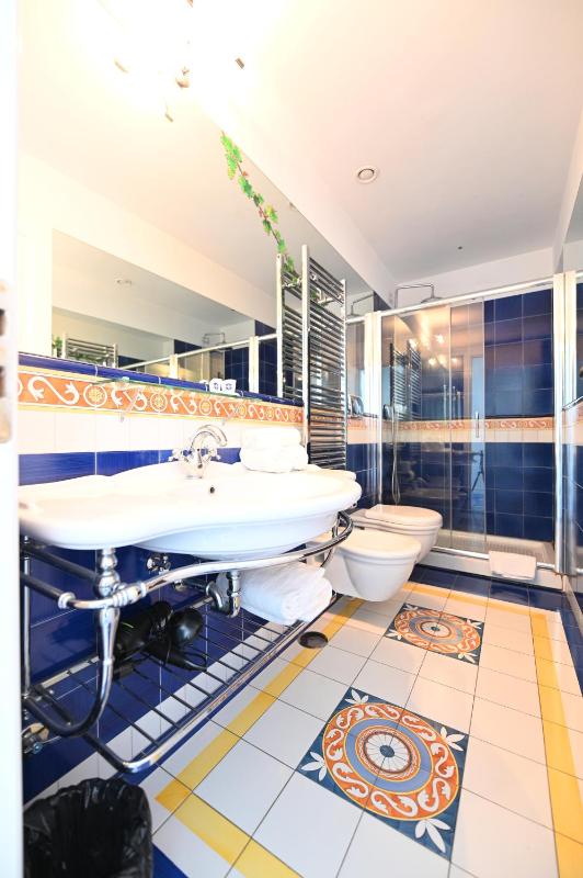 Double Room with Sea View image 2
