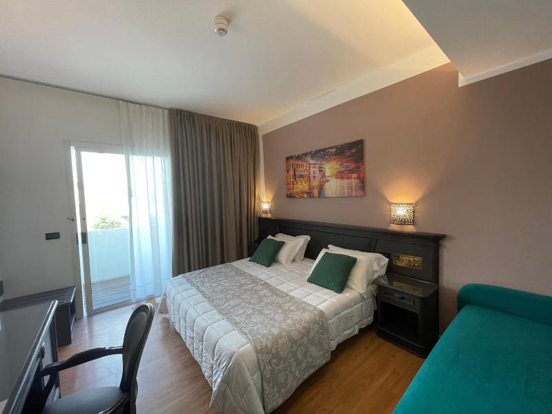 Triple Room with Balcony image 1