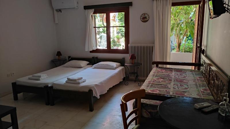 Studio with Garden View image 3