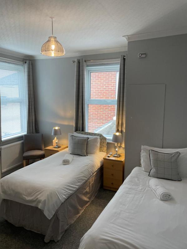 Twin Room image 4
