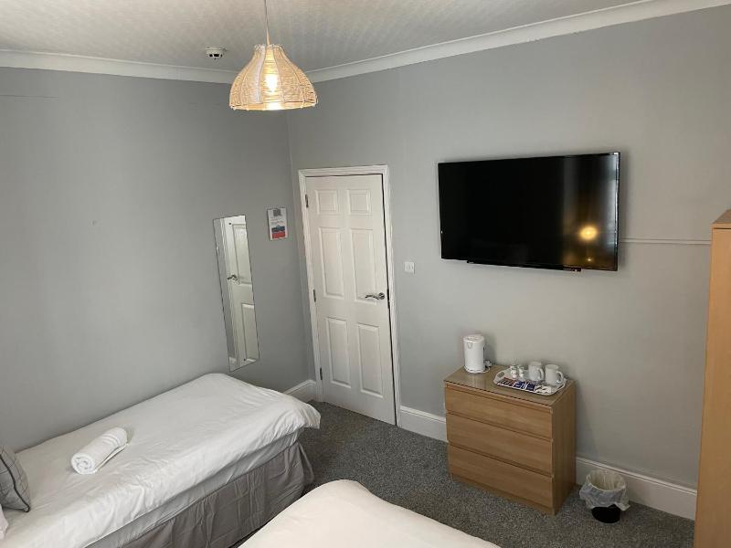 Twin Room image 3
