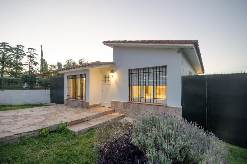 Casa en Villa Carlos Paz con Pileta  Quincho y Jardín a Pasos del Centro - image 6
