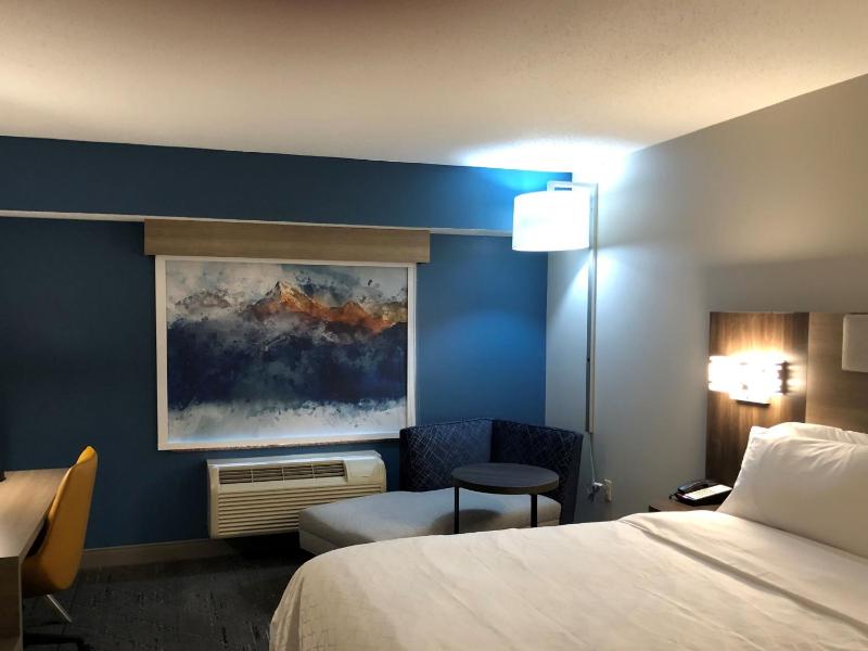 Standard King Room image 3