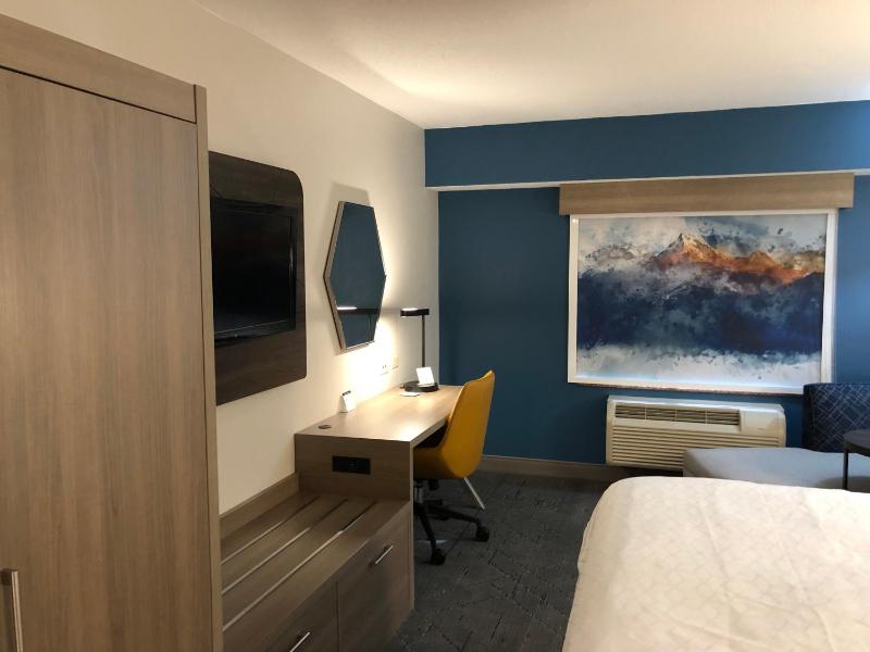 Standard King Room image 2