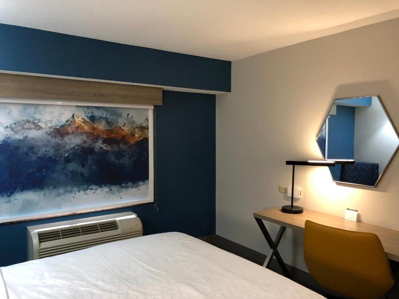 Standard Queen Room with Two Queen Beds image 4