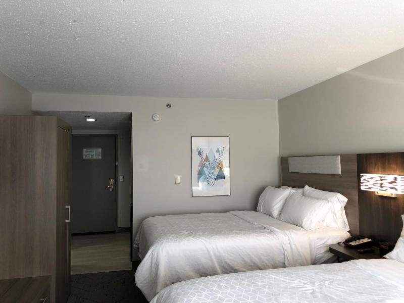 Standard Queen Room with Two Queen Beds image 2