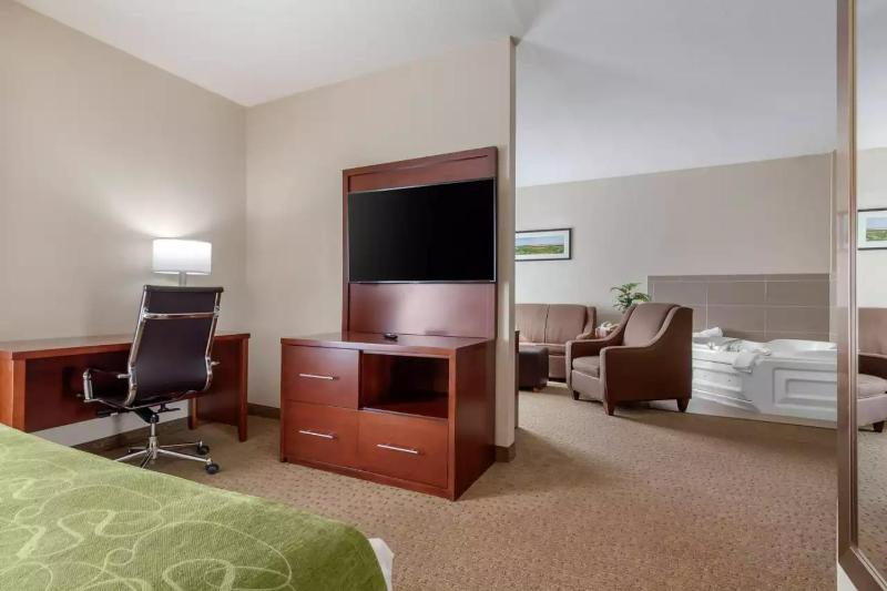King Suite with Interior Corridor - Non-Smoking image 2