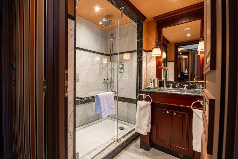 One-Bedroom Suite image 3