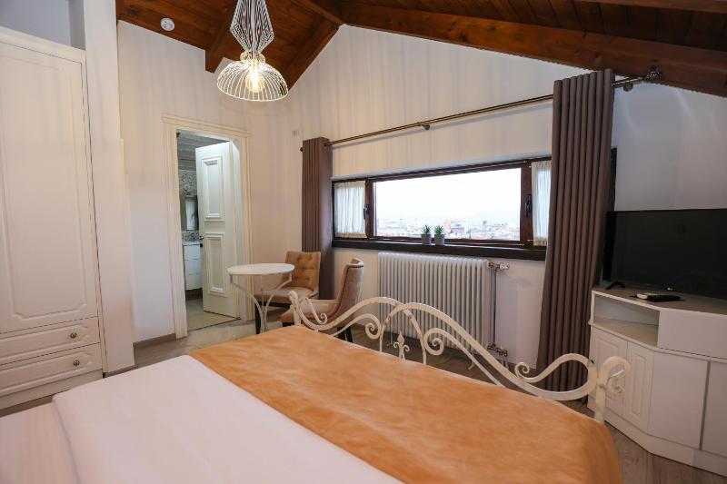 Double Room image 3