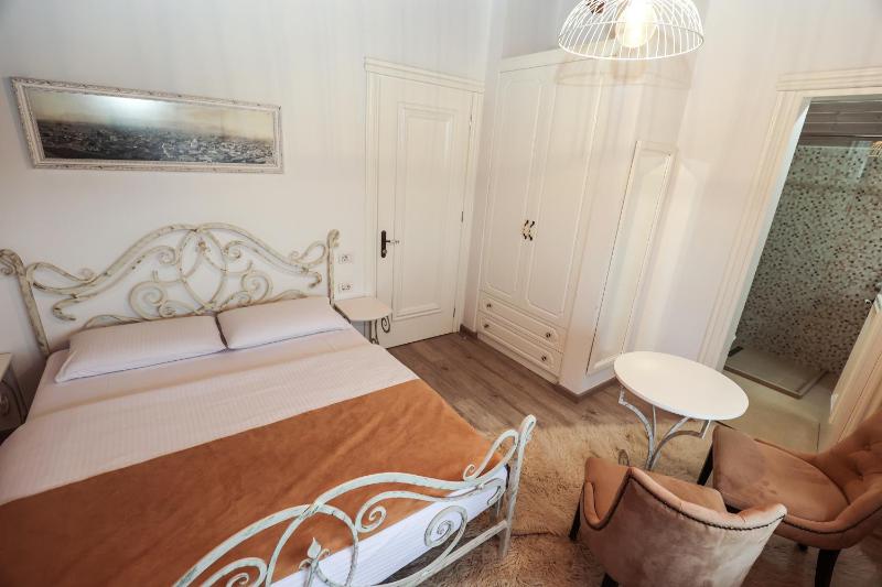 Double Room image 4