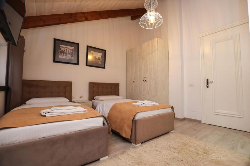 Classic Quadruple Room image 4
