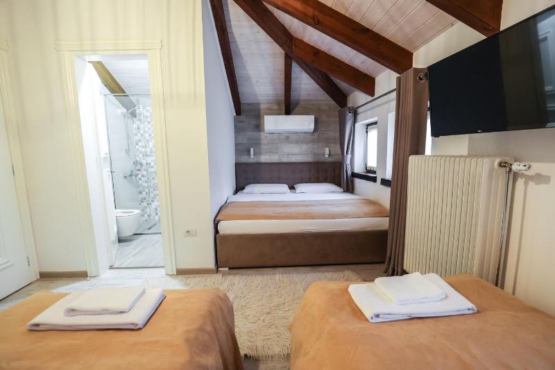 Classic Quadruple Room image 3