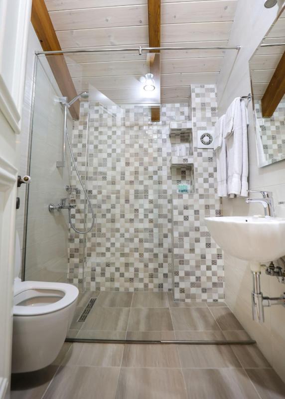 Classic Quadruple Room image 2