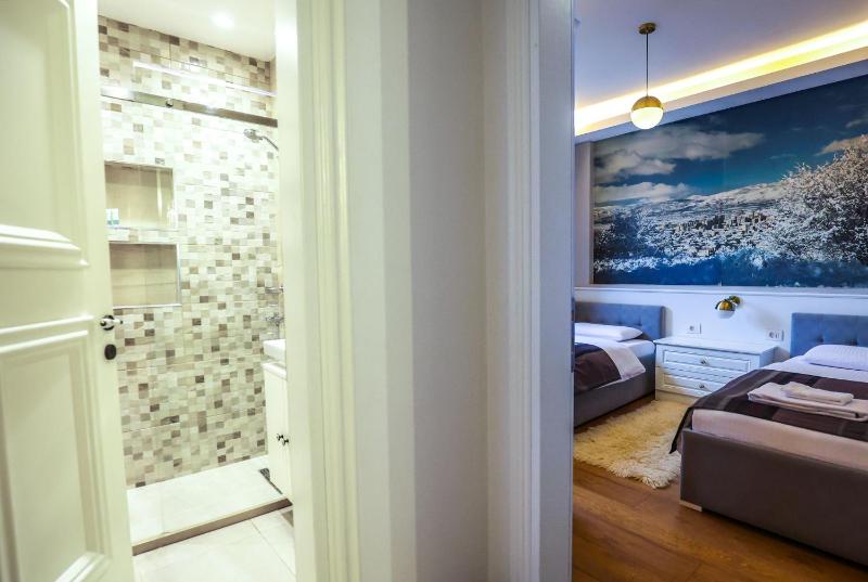 Premium Quadruple Room image 3
