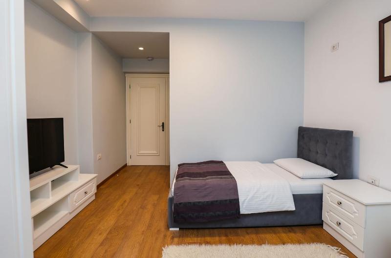 Twin Room with Mountain View image 4