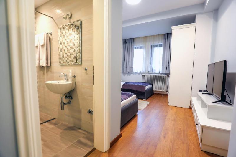 Twin Room with Mountain View image 3