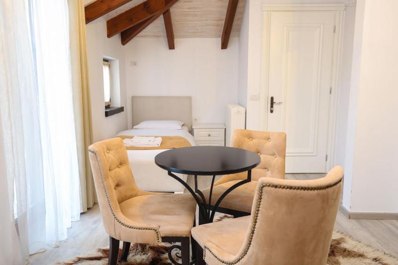 Double Room with Balcony (3 Adults) image 4
