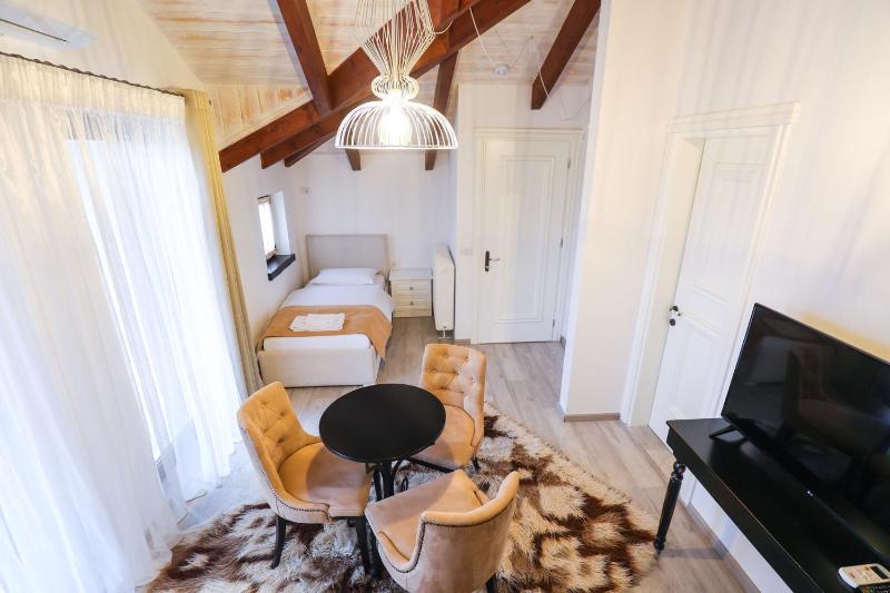 Double Room with Balcony (3 Adults) image 3