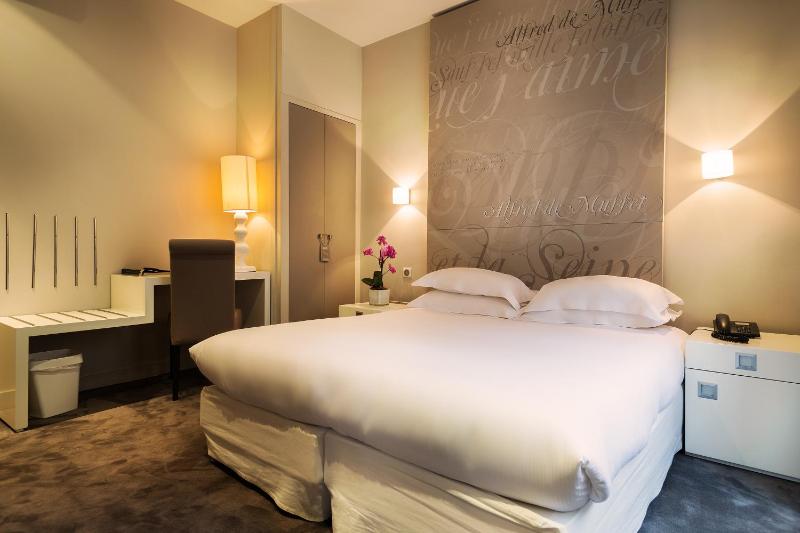 Executive Double Room with Eiffel Tower View image 2