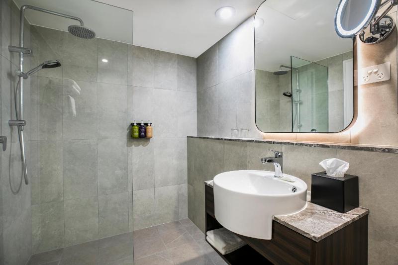 Standard King Room - High Floor image 3