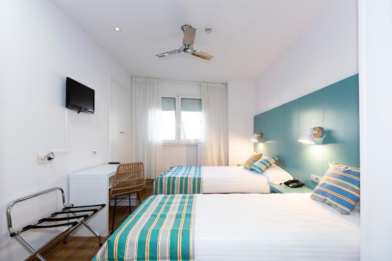 Twin Room with City View image 1