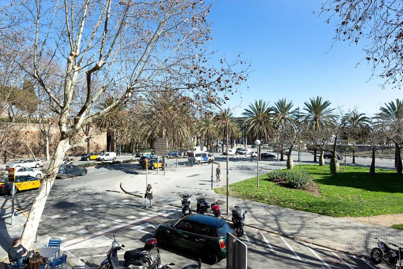 Twin Room with City View image 4