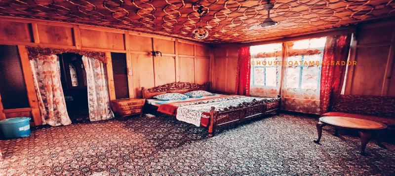 Houseboat Ambassador - image 15