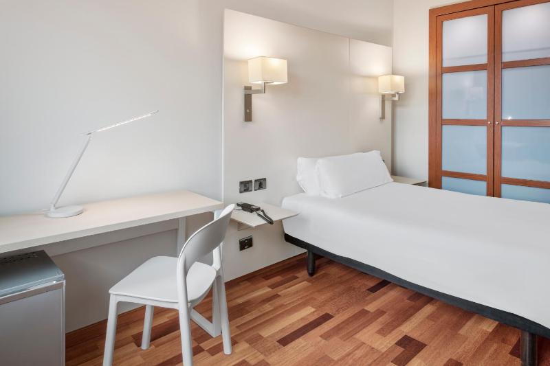 Single Room image 4