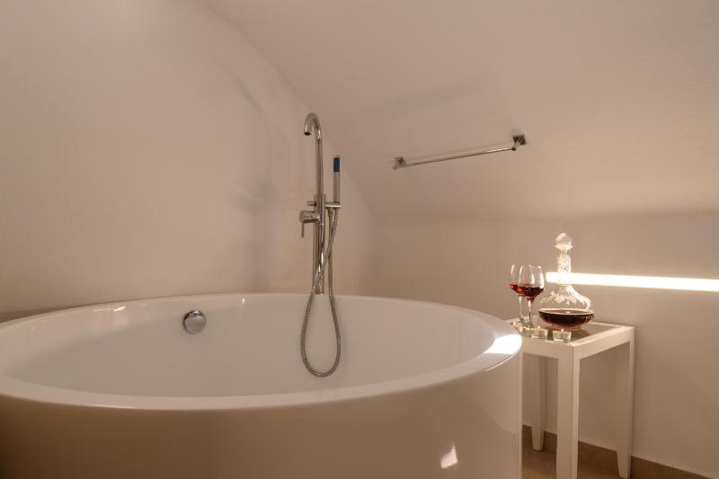 Compact Arched Sea View Loft Suite with Seasonal Outdoor Hot Tub image 3