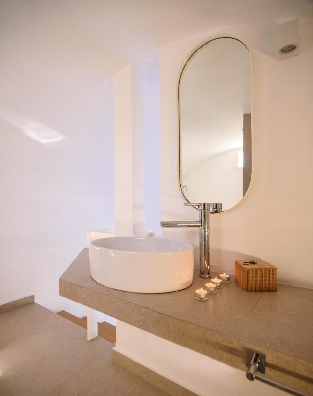 Compact Arched Sea View Loft Suite with Seasonal Outdoor Hot Tub image 4