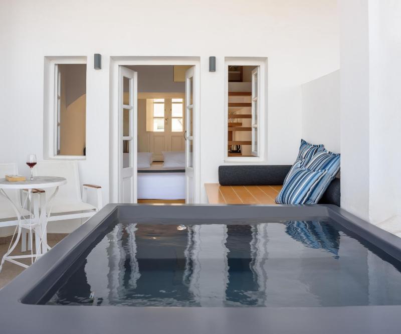 Two Level Compact Suite with Seasonal Outdoor Hot Tub image 1