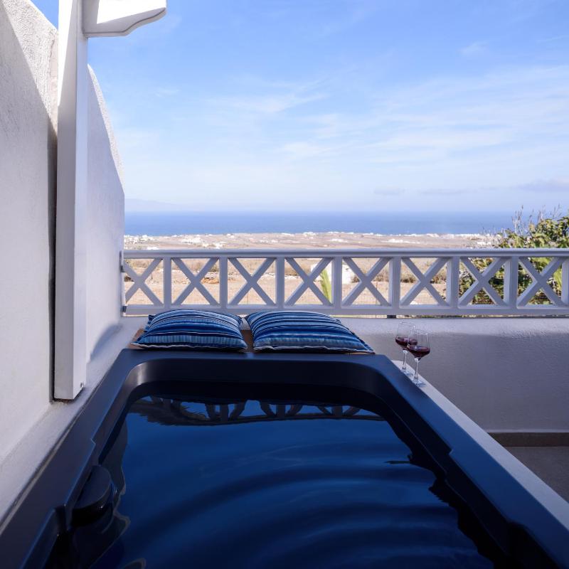 Compact Two-Bedroom Sea View Suite with Seasonal Outdoor Hot Tub image 1