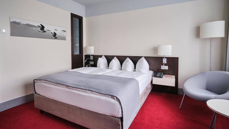 Standard King Room image 2