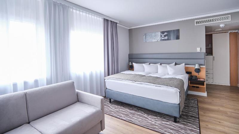 Premium King Room image 3
