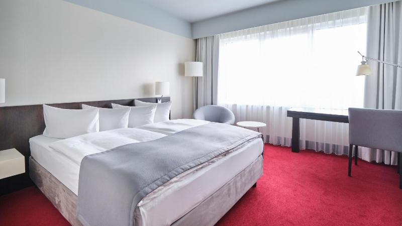 Standard King Room image 3
