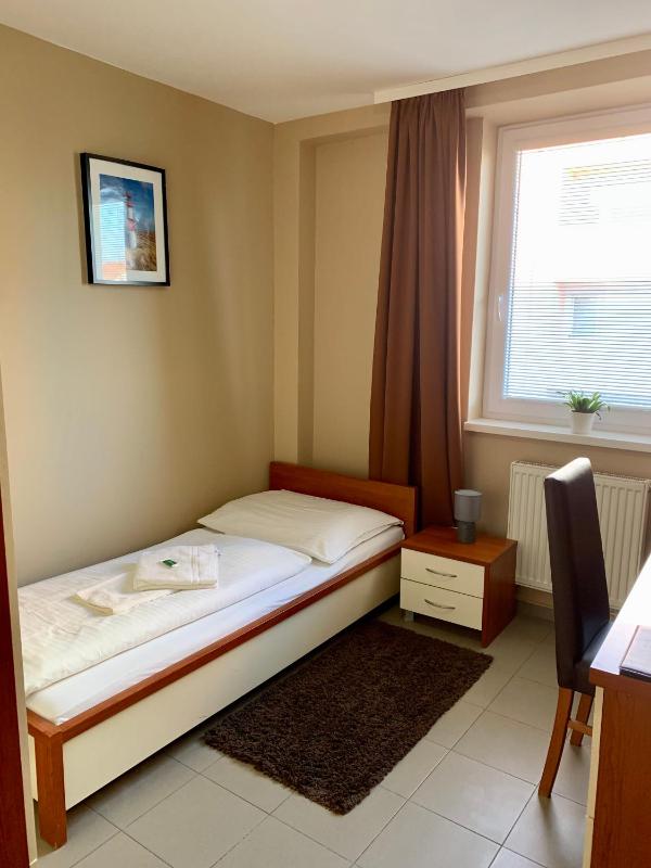 Single Room with Bathroom image 2